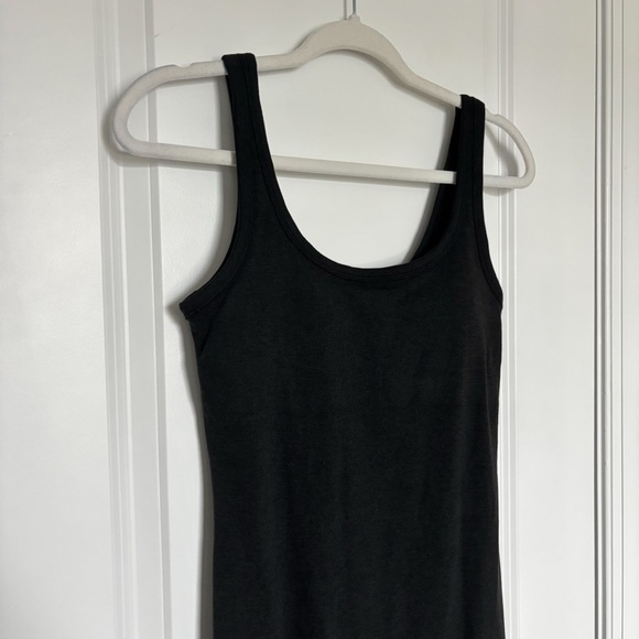 vuori Halo Essential Dress Black Heather Midi - Picture 7 of 7